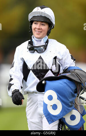 Corse ippiche - Bathwick Tires ingresso ridotto Race Day - Sailsbury Racecourse. Jockey Hayley Turner Foto Stock