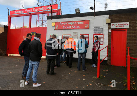 Calcio - npower Football League 1 - Swindon Town / Coventry City - County Ground. Una vista generale dei tifosi che si accingono per i biglietti dei tifosi fuori dal County Ground, casa di Swindon Town Foto Stock