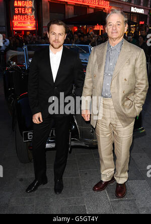 Bill Murray e Sam West (a sinistra), arrivando per la proiezione del nuovo film Hyde Park su Hudson al cinema Empire di Londra. Foto Stock