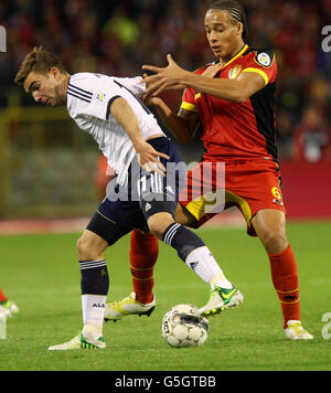 James Morrison in Scozia e Axel Witsel in Belgio (a destra) in azione durante la Coppa del mondo a partita di qualificazione al King Baudouin Stadium di Bruxelles, Belgio. Foto Stock