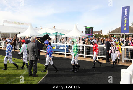 Corse ippiche - William Hill Ayr Gold Cup - Ayr Gold Cup Day. I jockey entrano nel ring della sfilata prima della William Hill Ayr Gold Cup Foto Stock