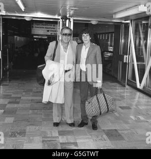 Andy Williams arriva all'aeroporto di Heathrow con suo figlio Christian. Foto Stock