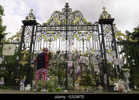 Diana morte anniversario/ gates a Kensington Palace Foto Stock