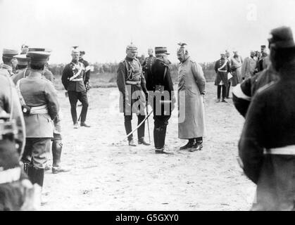 Prima guerra mondiale - Kaiser Wilhelm II - 1914. Kaiser Wilhelm II parla con l'addetto francese. Foto Stock