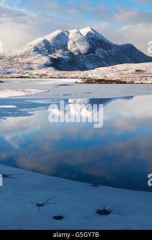 Cùl Beag in inverno dalla Costa Nord 500 Route, appena a nord di Ullapool - Ross-shire, Scozia. Foto Stock