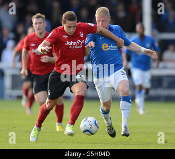 Craig Alcock di Peterborough United e Billy Sharp di Nottingham Forest Foto Stock