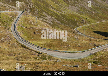 Il pass alta di Applecross, chiamato Bealach na Bà, in Ross-shire, Scozia. Questa strada è parte della costa Nord 500 Route. Foto Stock