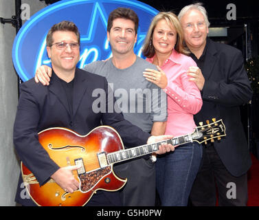 Pop Idol giudici (da sinistra) Neil 'dr' Fox, Simon Cowell, Nicki Chapman e Pete Waterman, durante una fotocellula a Londra, per lanciare Pop Idol, la Nationwide Search di ITV per una superstar solista. Foto Stock