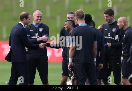 Il Duca di Cambridge incontra John Ruddy, Ashley Cole, Andy Carroll, Joe Hart, Fraser Forster e Jonjo Shelvey in Inghilterra (da sinistra a destra) dopo l'allenamento durante il lancio ufficiale del Centro Nazionale di Calcio della Football Association al St George's Park di Burton-upon-Trent. Foto Stock