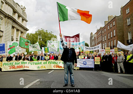 Gli agricoltori di Merrion Square a Dublino prima di marciare a Leinster House nel giorno dell'azione della Irish Farmers Association (IFA) contro i tagli proposti. Foto Stock