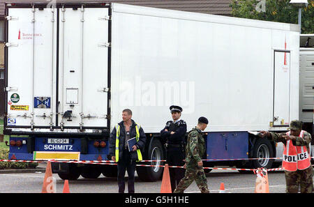 Protezione del personale ad un camion al di fuori di RAF Lakenheath Foto Stock