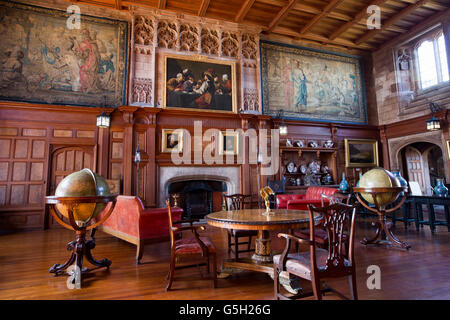 Regno Unito Inghilterra Northumberland, Bamburgh Castle, Cross Hall, caminetto e lettori di carta da Theodore Rombouts Foto Stock