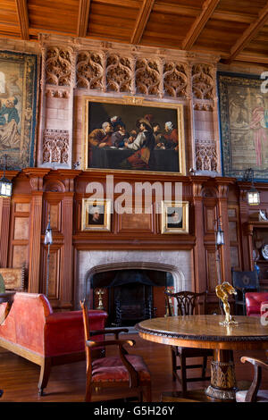 Regno Unito Inghilterra Northumberland, Bamburgh Castle, Cross Hall, caminetto e lettori di carta da Theodore Rombouts Foto Stock