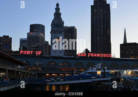 Stati Uniti, California, San Francisco, Ferry Building e lo Skyline Foto Stock