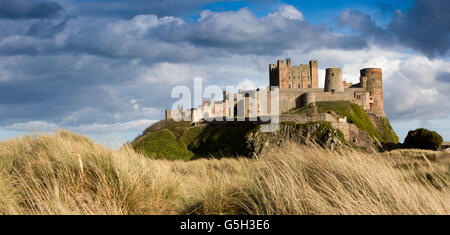 Regno Unito Inghilterra Northumberland, Bamburgh Castle, dalla spiaggia Wynding, nel tardo pomeriggio, panoramica Foto Stock