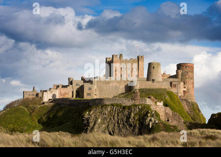 Regno Unito Inghilterra Northumberland, Bamburgh Castle, dalla spiaggia Wynding, tardo pomeriggio Foto Stock