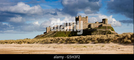 Regno Unito Inghilterra Northumberland, Bamburgh Castle, dalla spiaggia Wynding, nel tardo pomeriggio, panoramica Foto Stock