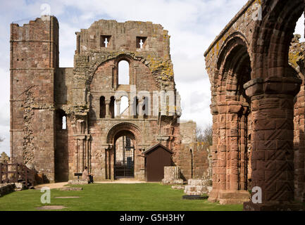 Regno Unito Inghilterra Northumberland, Isola Santa Lindisfarne Priory, rovine della chiesa principale Foto Stock