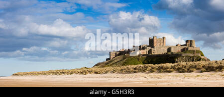 Regno Unito Inghilterra Northumberland, Bamburgh castello dalla spiaggia Wynding, panoramica Foto Stock