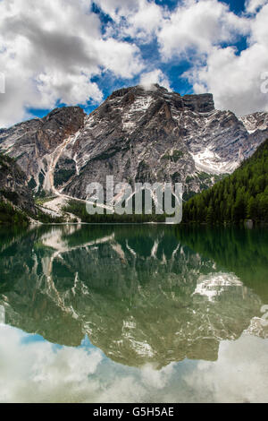 Il lago di Braies o Lago di Braies con la Croda del Becco o Seekofel montagna dietro, Alto Adige, Italia Foto Stock