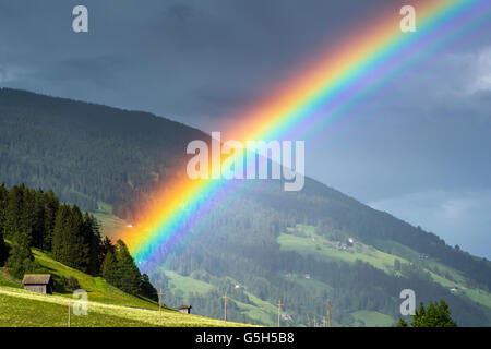 Paesaggio di montagna con arcobaleno nella Val Pusteria o Val Pusteria, Alto Adige, Italia Foto Stock