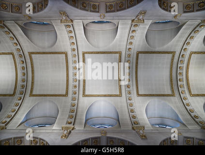 St sposa Fleet Street, chiesa della città di Londra. Il tunnel-soffitto a volta Foto Stock