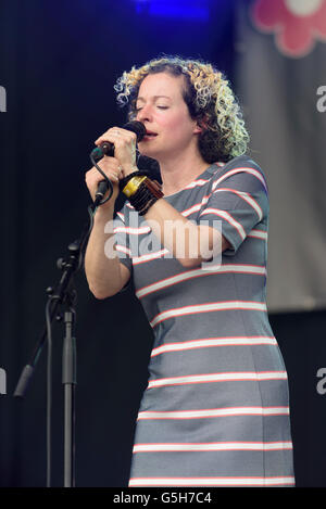 Kate Rusby effettuando al Festival Wychwood, Cheltenham, Inghilterra, Regno Unito. Giugno 4, 2016 Foto Stock