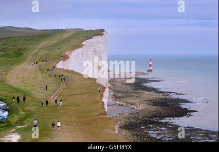 La gente sulla South Downs modo sentiero vicino a Beachy Head. Eastbourne, Sussex, Inghilterra. Foto Stock