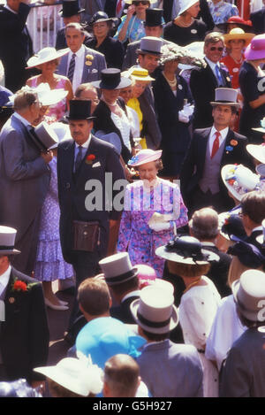 La Regina camminando attraverso la folla alle corse di Ascot. Berkshire. Inghilterra. UK. Circa 1989 Foto Stock