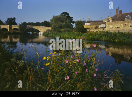 Wansford villaggio visto dal fiume Nene. Cambridgeshire. In Inghilterra. Regno Unito Foto Stock