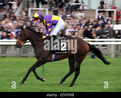 Corse di cavalli - il Cambridgeshire Festival - giorno tre - Cambridgeshire Day - Newmarket Racecourse. Il soffitto Kitty guidato dal jockey Richard Kingscote va al posto prima della Jaguar Cars Cheveley Park Stakes Foto Stock