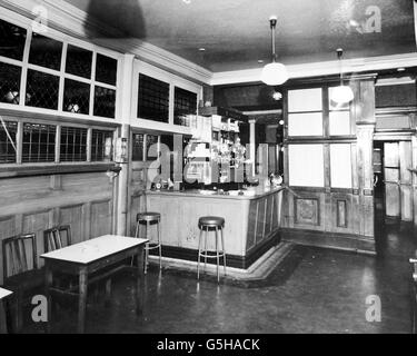 Vista del bar pubblico all'interno della casa pubblica Blind Beggar a Whitechapel, dove George Cornell è stato ucciso. Ronald Kray e John Barrie sono stati condannati per l'assassinio e condannati a vita, e Reginald Kray è stato condannato per accessorio dopo il fatto. * ....e condannata a 10 anni di reclusione. Uno dei molti documenti e file che sono diventati pubblici, presso l'ufficio dei documenti pubblici di Kew, nel sud-ovest di Londra. Foto Stock