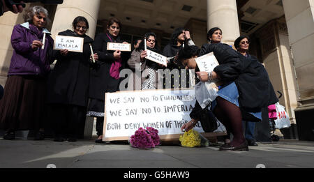 Gli attivisti si riuniscono per una veglia per la studentessa Malala Yousafzai di 14 anni, nella Victoria Square di Birmingham oggi. Foto Stock