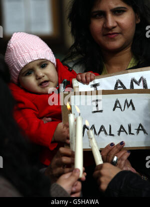 Attivisti tra cui 9 mesi Mnaha Zoya si riuniscono per una veglia per la studentessa Malala Yousafzai di 14 anni, nella Victoria Square di Birmingham oggi. Foto Stock
