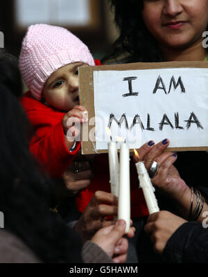 Attivisti tra cui 9 mesi Mnaha Zoya si riuniscono per una veglia per la studentessa Malala Yousafzai di 14 anni, nella Victoria Square di Birmingham oggi. Foto Stock
