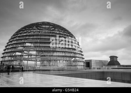 Sul tetto dell'Edificio del Reichstag di Berlino, Germania guardando la cupola di vetro disegnato da Sir Norman Foster Foto Stock