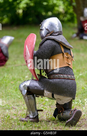 Cavaliere in armatura in una rievocazione medievale Foto Stock