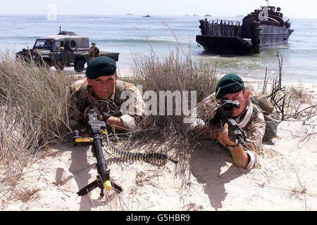 Royal Marines di 40 Commando (Bravo Company), Rob Rogers (L), 23, da Bewdly and Lance Corporal Barry o'Neil, 30, da Devon prendere le loro posizioni dopo l'arrivo con un velivolo anfibio su Purple Beach, Oman come parte dell'esercizio Saif Sarea 2 *.., un esercizio militare bi-laterale nella zona. Più di 20,000 truppe sono state dispiegate dal Regno Unito e dalla Germania per formare insieme alle forze Omani. Foto Stock