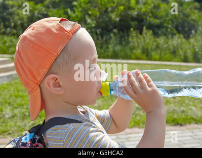 Bambino di bere acqua pura in un parco Foto Stock