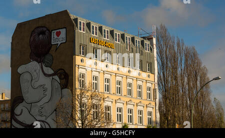 Carta murale sul lato di un hotel vicino alla East Side Gallery di Berlino, Germania Foto Stock