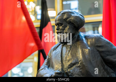 Statua di Lenin con bandiera rossa all'interno dell'atrio della Stasi Museum a Berlino, Germania Foto Stock