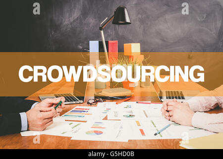 Due proprietari Crowdsourcing lavora in un ufficio Foto Stock