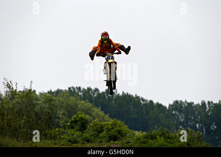 Il motocross rider eseguendo uno stunt, München Flughafen, Alta Baviera, Germania, Europa. Foto Stock