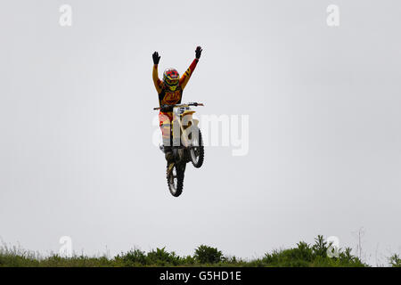 Il motocross rider eseguendo uno stunt, München Flughafen, Alta Baviera, Germania, Europa. Foto Stock