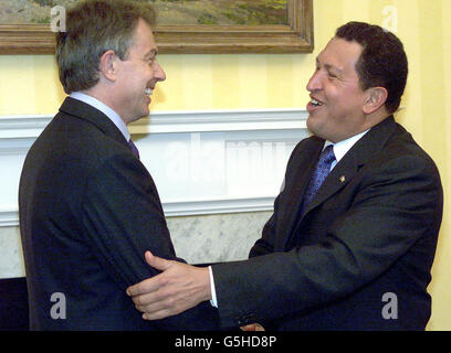 Il presidente del Venezuela Hugo Chavez (a destra) è accolto dal primo ministro britannico Tony Blair al numero 10 Downing Street a Londra. Chavez è in Gran Bretagna con una visita di tre giorni. Foto Stock