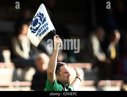 Rugby Union - British and Irish Cup - Pool 8 - Melrose / Llandovery - The Greenyards. Touch Judge è visto durante la loro partita della British and Irish Cup tra Melrose e Llandovery ai Greenyards in Scozia. Foto Stock