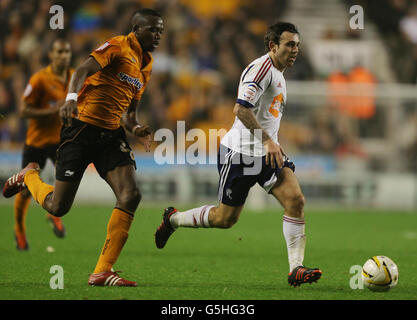 Mark Davies di Bolton Wanderers corre da Wolverhampton Wanderers Tango Doumbia (a sinistra) durante la partita del campionato di calcio di Npower a Molineux, Wolverhampton. Foto Stock