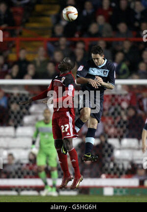 Albert Adomah (a sinistra) di Bristol City batte per il possesso della palla in aria con i Danny Ings di Burnley Foto Stock