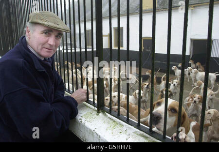 Ian Farquhar, maestro congiunto della Beaufort Hunt con le gemelle del Duca di Beaufort, il Duca di Beaufort, in attesa dell'inizio della stagione di caccia a Badminton House, nel sud del Gloucestershire. * la caccia è stata sospesa nel febbraio 2001 dopo la scoperta dei primi casi di afta epizootica. Foto Stock