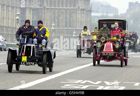 Raymond Grant da Buckinghamshire (numero 325) ai comandi della sua 1904 Star, mentre guidava sul Westminster Bridge di Londra, all'inizio dell'annuale London to Brighton Veteran Car Run. L'evento attrae oltre 400 auto. * tutti costruiti prima del 1 gennaio 1905, per commemorare l'occasione della revoca delle restrittive leggi 'bandiera rossa' contro 'locomotive leggere' sulla strada. Foto Stock